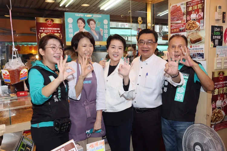 林國成(右2)估民眾黨北市議員至少當選3席可組議會黨團。資料照片