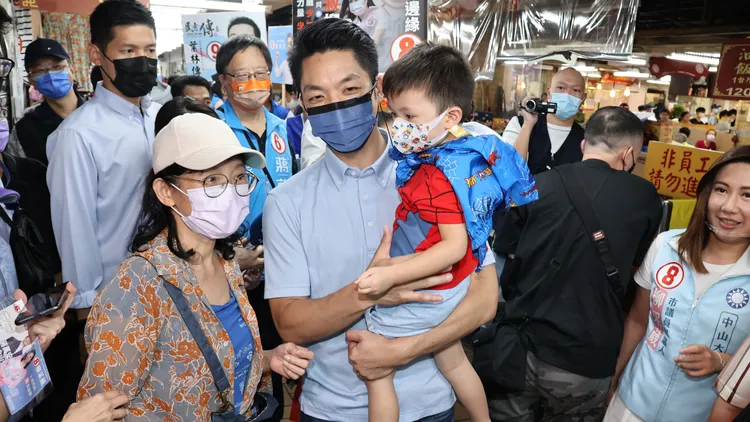 蔣萬安市場拜票。葉志明攝