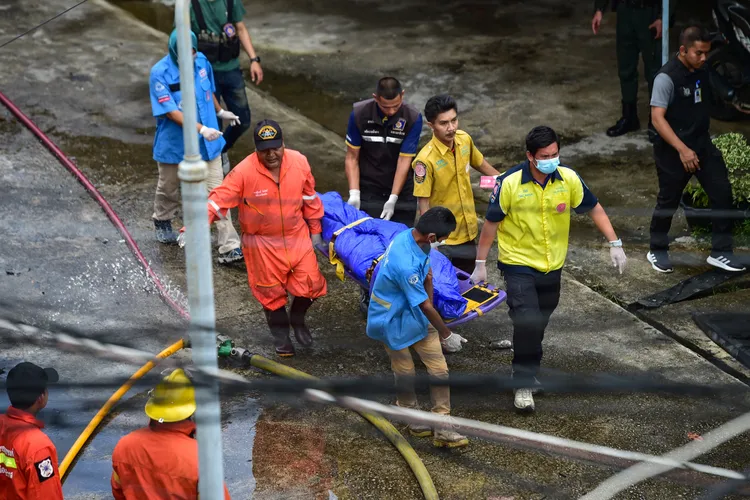 救援人員用擔架將傷患抬出。法新社