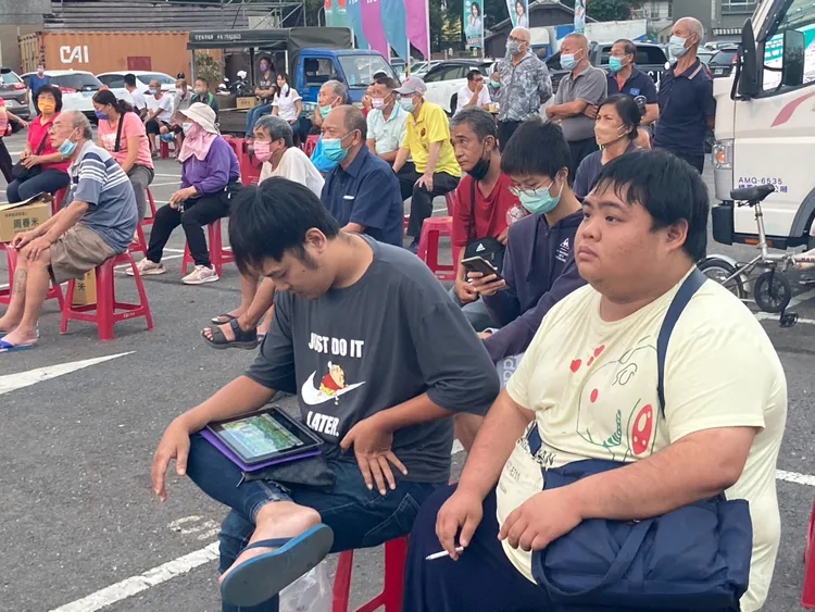 支持群眾看著二陣營拉不開票數差距，面有憂色。陳宏銘攝