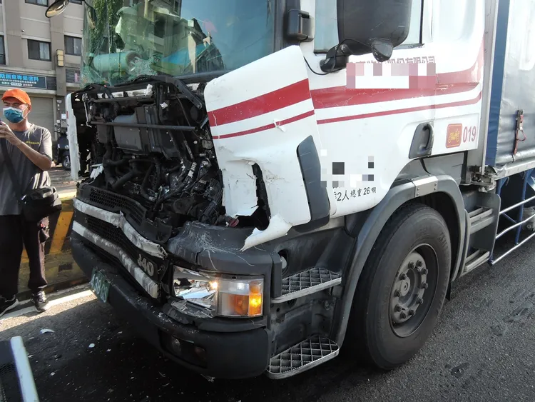 大貨車車頭遭追撞後，嚴重凹損。讀者提供