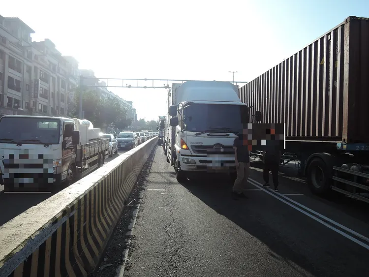 肇事現場一片凌亂，因適逢上班尖峰時間，造成後方車流回堵。讀者提供