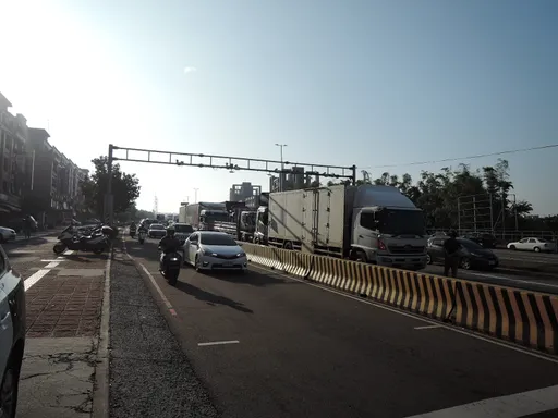台中恐怖下坡路段又出事 4輛大車追撞「連直線」慘狀曝光