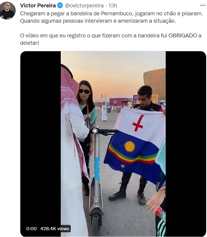 警方到場關切，拿起引發紛爭的旗幟查看。翻攝推特@ovictorpereira