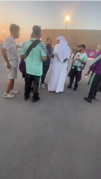 巴西記者佩雷拉在場外被扯走身上的旗幟，手機也被搶走。翻攝推特@ovictorpereira