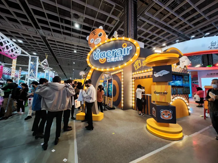 台灣虎航今年ITF攤位(J705)主打遊樂園主題，布置馬戲團棚屋、幸運輪、歡樂拉霸等裝飾。田欣雲攝