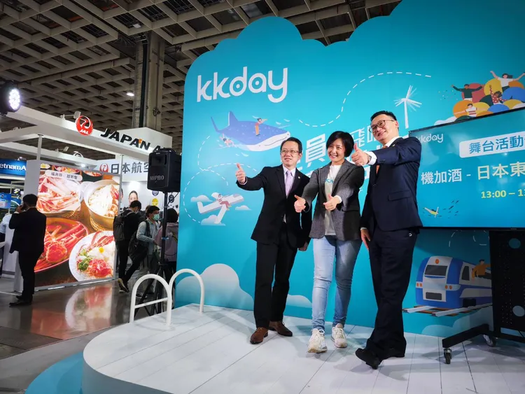 台灣虎航董事長陳漢銘(右)於旅展現場至各攤位拜會。田欣雲攝