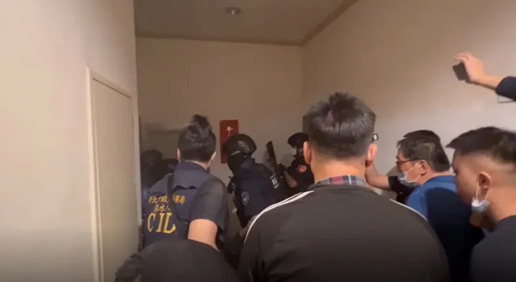 警方準備攻堅。翻攝畫面