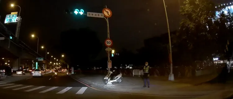 戴女請求站在路口執勤的警員協助開道送醫。警方提供