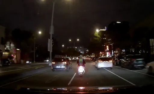 下班尖峰男友癲癇突發作 台中交警騎車開道送醫解危