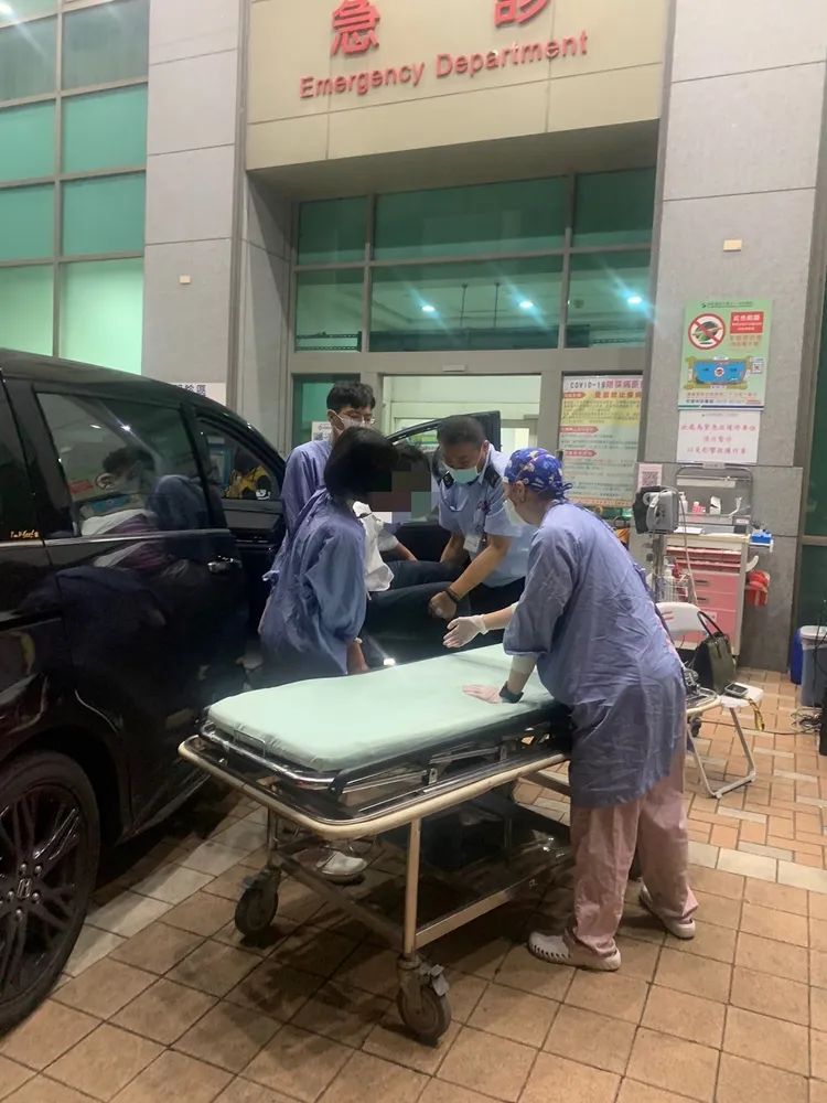 警員將癲癇發作之男子護送至林新醫院，醫護人員立即接手處理。警方提供