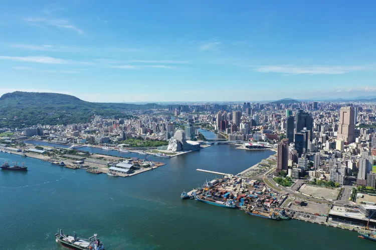 大元國際大樓位於愛河灣及亞灣精華地段，將於年底斥資整建。高市府提供