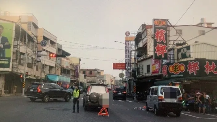 警方派人在車禍現場疏導交通。讀者提供