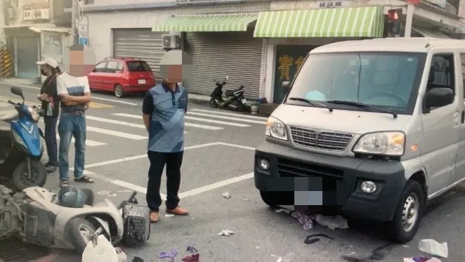 警方獲報到場處理車禍。讀者提供