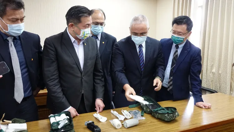 陸軍司令部後勤指揮部軍醫處科長李孟函上校解釋新型急救包內含8項工具。