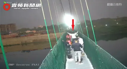 印度吊橋斷裂死亡瞬間影片曝光　網怒：有中二智障在踢纜繩、搖吊橋！