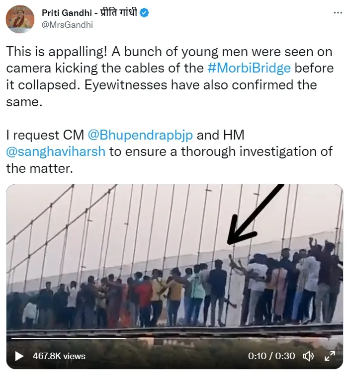 黑色箭頭所指的年輕人，在吊橋斷裂事發前，竟在橋上亂踢纜繩取樂。翻攝自推特