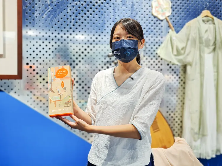 服務員也換穿古裝，引領觀眾體驗穿越北宋感受。田欣雲攝