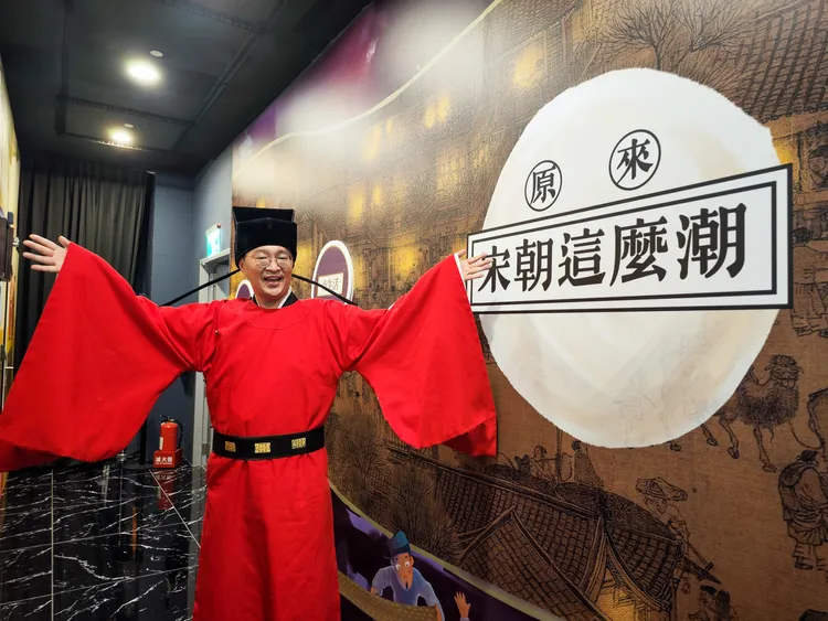 特展現場更提供仿古華服，男生可化身《夢華錄》裡晉升五品官的顧千帆，身著朱紅色官服及官帽。田欣雲攝