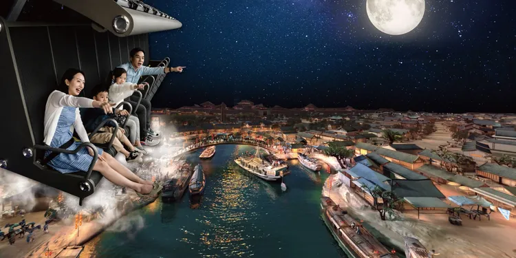 「i-Ride飛行劇院」此次推出「會飛的清明上河圖」沉浸體驗展，有別於2D平面的方式欣賞，將帶領觀眾凌空飛進畫中，透過20米巨型球幕感受震撼視覺。i-Ride飛行劇院提供