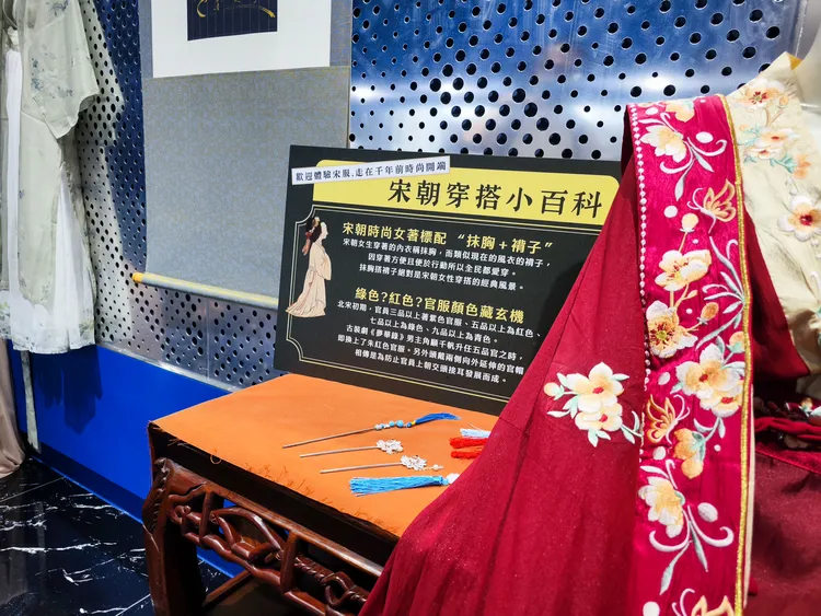 觀展後更規劃「你不知道的清明上河圖」展區，攜手小典藏出版及插畫家黃麗珍授權的精美插畫，在飛行體驗之外更能獲得知識能量。田欣雲攝