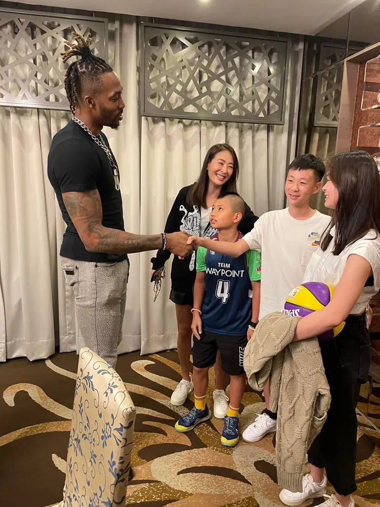 魔獸親切替賈永婕兒女拿的籃球簽名。翻攝自賈永婕臉書