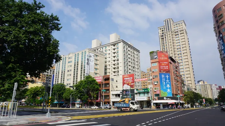 目前高雄房市市區4-5字頭新屋價，郊區則3字頭行情，整體房價基期大幅拉高。葉家銘攝