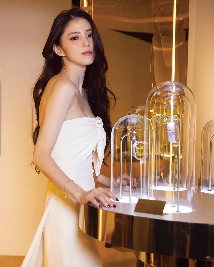 韓素希以一襲白色韓國設計師ROKH禮服，搭配OMEGA碟飛系列Mini Trésor金錶，迷人魅力引來尖叫聲不斷。翻攝omega IG