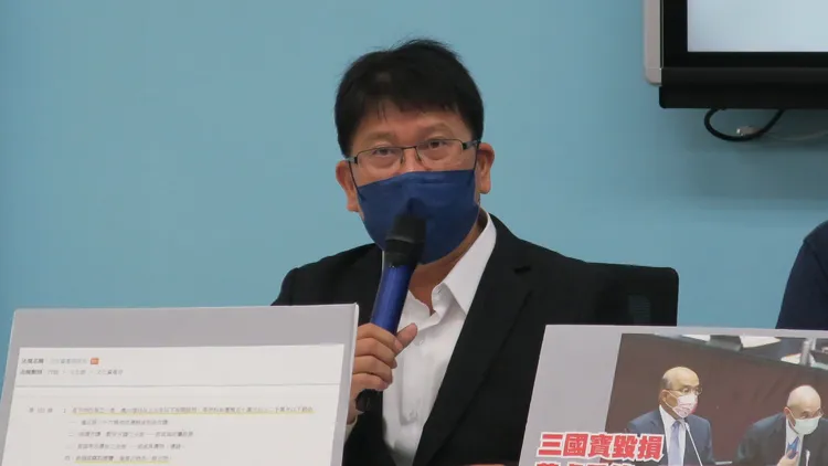 林思銘感慨錯誤的人可以下台換掉，但價值不斐的古文物就這樣被摔破，一去不復返。施智齡攝