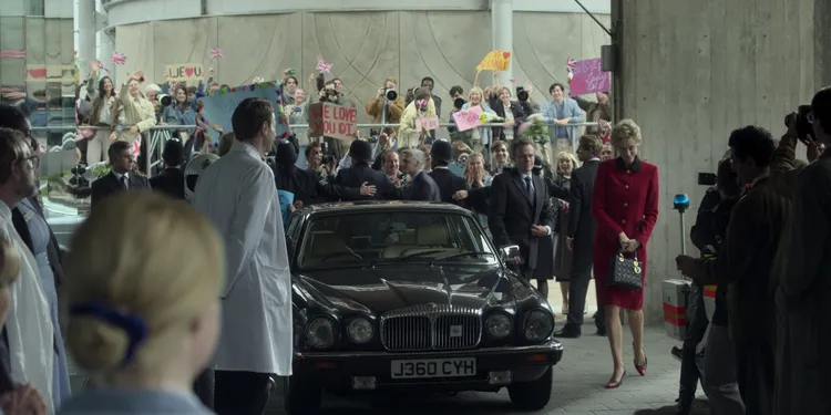 話題劇《王冠》中黛妃的飾演者伊麗莎白戴比基（紅衣者），在戲裡曾多次以Lady Dior手袋還原歷史畫面，戴比基同時也是DIOR珠寶形象大使。品牌提供