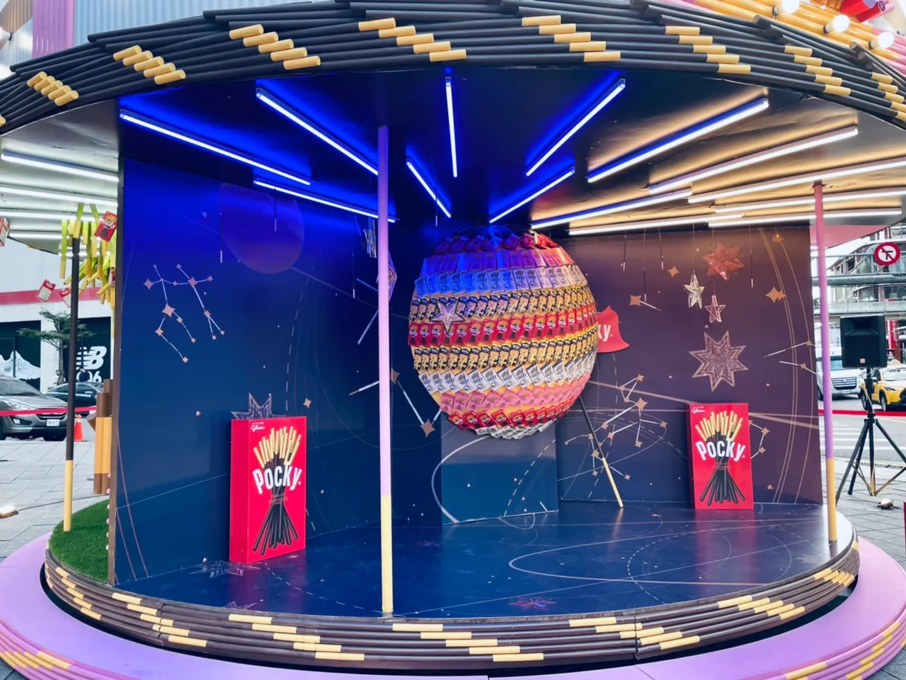 「pocky太空世界区」包含Pocky外盒组成的幻想星球,以及Pocky造型的太空背包、立牌,可以背著拍照。曾仲葳摄