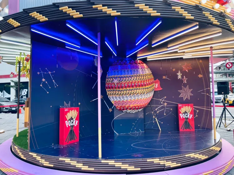 「pocky太空世界區」包含Pocky外盒組成的幻想星球，以及Pocky造型的太空背包、立牌，可以背著拍照。曾仲葳攝
