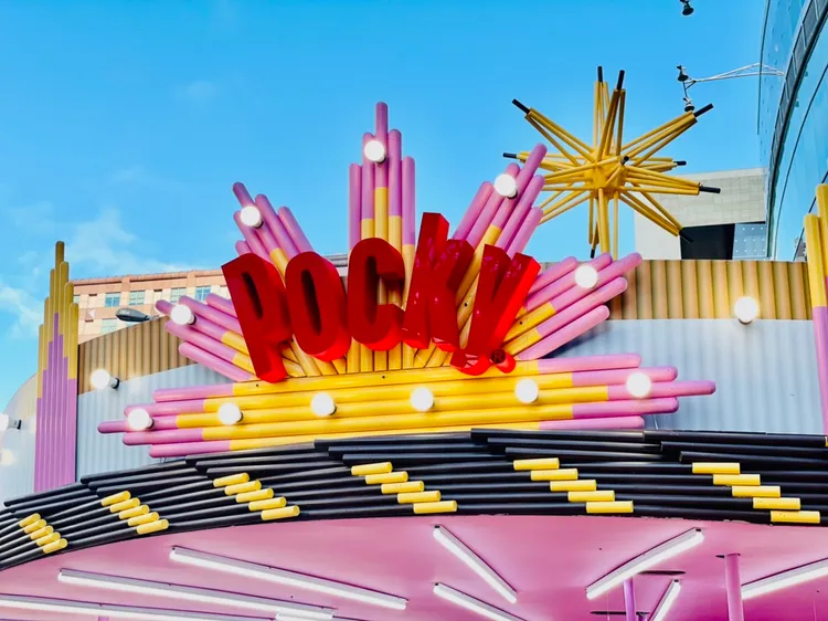 快閃10天的Pocky奇幻樂園，於11/11上午11點11分邀請國民女神泱泱一起迎接開園時刻。曾仲葳攝