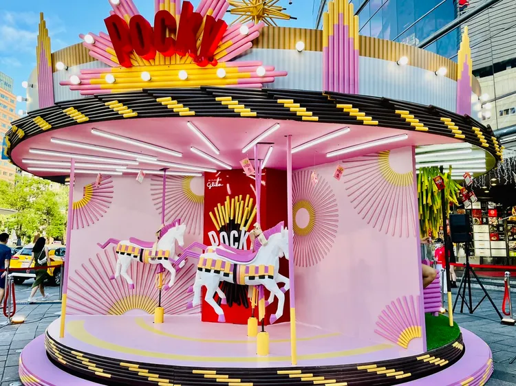 Pocky Wonderland奇幻樂園分為4大拍照主題區，其中「童趣旋轉木馬區」民眾可以實際乘坐在木馬上，重溫孩童般純粹的快樂。曾仲葳攝