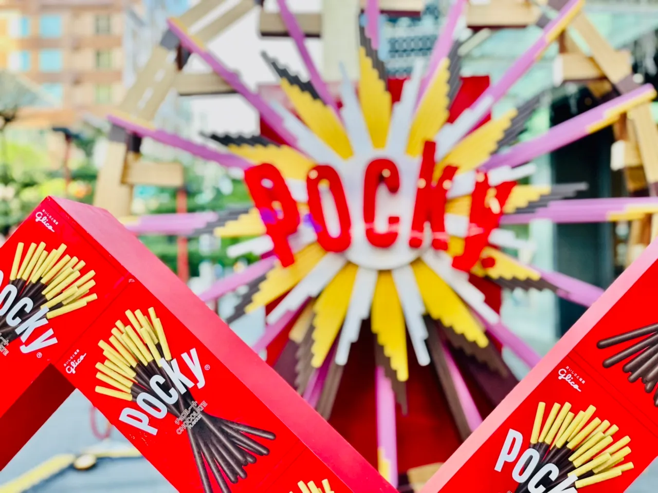 独立区还有3米高的「Pocky 巨型摩天轮」,以及用Pocky盒排出的巨大爱心。曾仲葳摄
