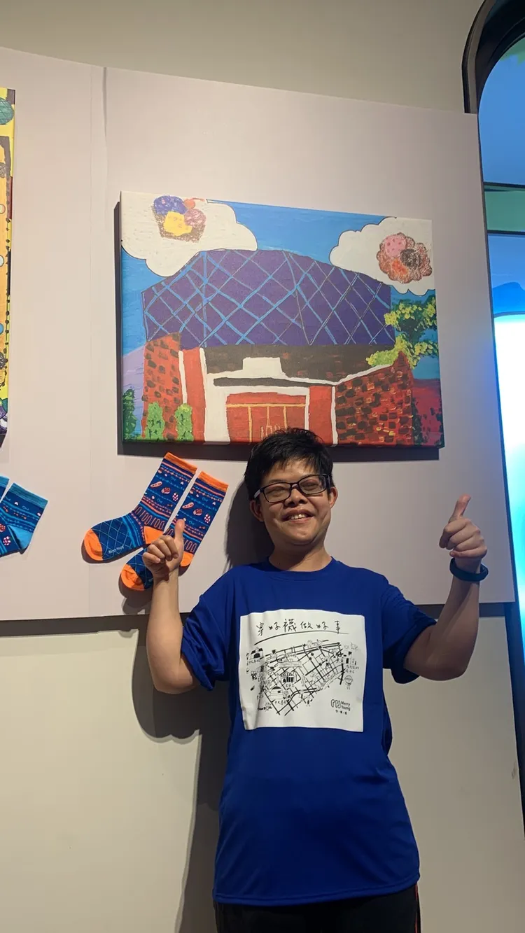 瑪利亞學員開心與自己的創作合照。曾雪蒨攝
