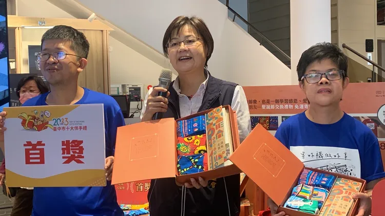 舉辦台中十大伴手禮的工策會總幹事黃于珊被學員創作感動，呼籲支持永續環保企業踴躍認購快樂襪當聖誕年節禮物。曾雪蒨攝