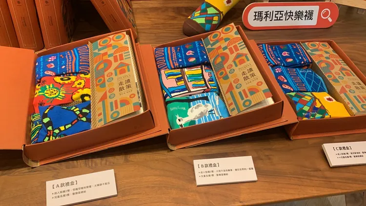 像一本書的禮盒，打開是由回收寶特瓶織成的環保材質聖誕襪，相當環保。曾雪蒨攝