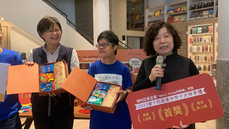 瑪利亞社會福利基金會執行長陳美鈴說，快樂襪獲得「三冠王」，參賽作品的孩子們都「快樂的不得了！」曾雪蒨攝