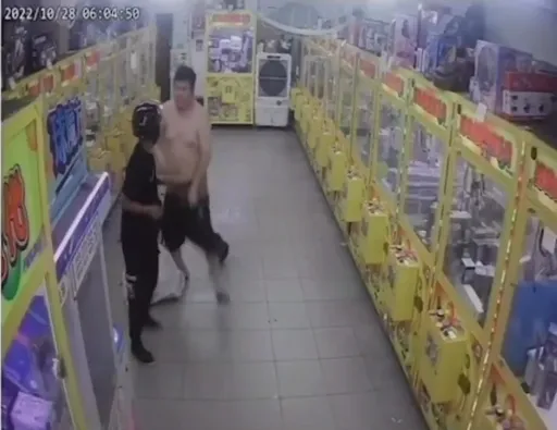 娃娃機店遭竊有亮點　這個男人太狠了！做成「快說電影」笑翻網友