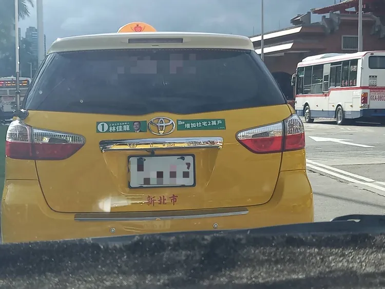 林辦澄清，確實有與四位計程車司機簽約投放廣告，但非影片中所述金額，若查明有違約，不排除提前解除契約。競辦提供