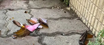 黃姓街友用酒瓶猛擊廖姓街友頭部，導致酒瓶擊碎、廖男傷重不治。讀者提供