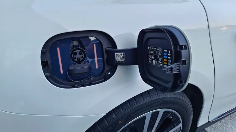 充電孔一樣位於右後方如油車加油口位置。翁玉信攝