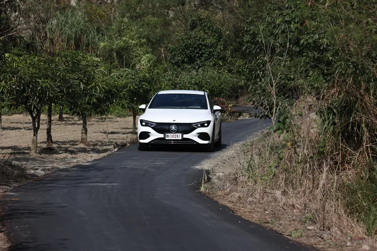 EQE 300相當適合日常代步或兜風悠遊。翁玉信攝