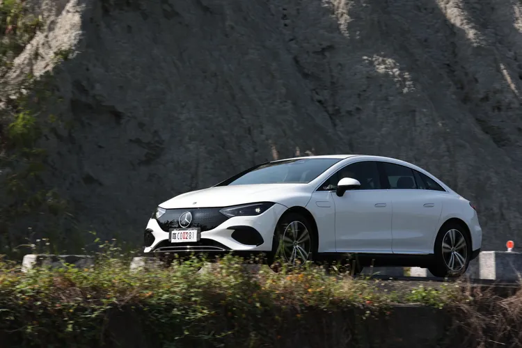 加速感溫和線性，與賓士油車很像。翁玉信攝