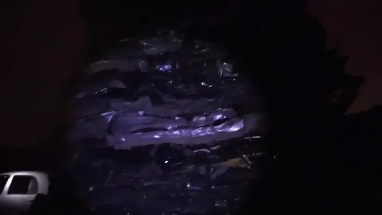 廢棄車回收場車輛堆積如山。警方提供