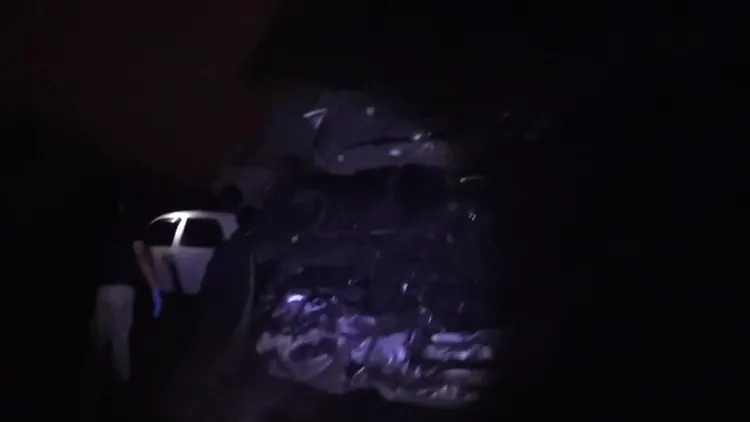 警方摸黑前往廢棄車回收場尋找藏有槍械的車輛。警方提供