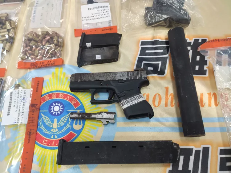 警方起獲仿克拉克手槍。羅琦文攝