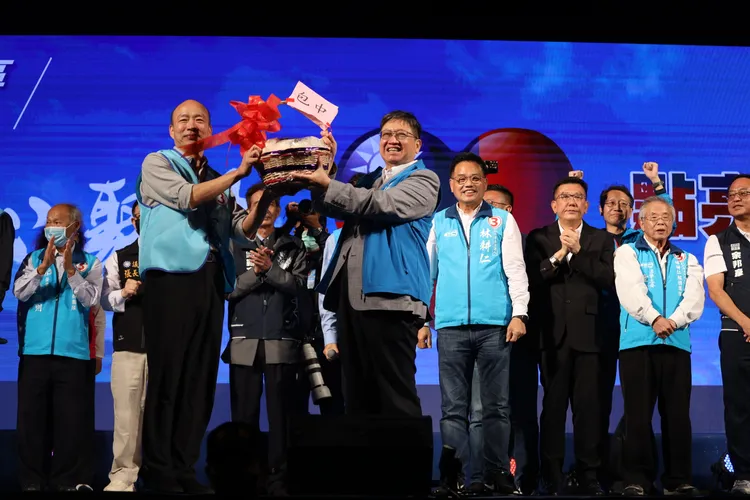 韓國瑜致贈新竹縣長楊文科包中，祝福楊文科連任，楊文科競辦提供