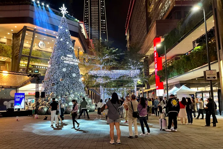 銀白色星願之樹成為香堤大道新亮點，吸引民眾駐足拍照。陳志淵攝